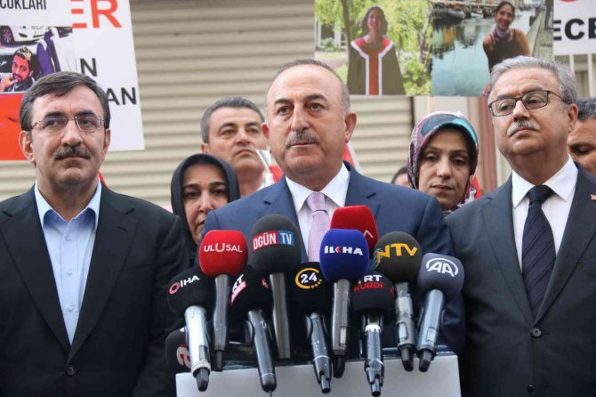 Dışişleri Bakanı Çavuşoğlu evlat nöbetindeki ailelerle bir araya geldi