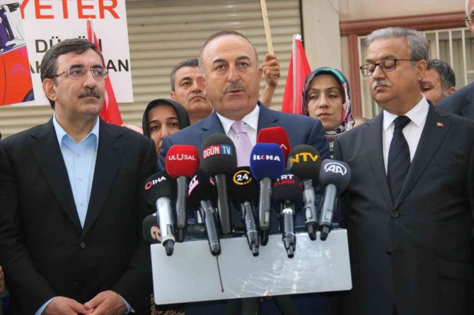 Dışişleri Bakanı Çavuşoğlu evlat nöbetindeki ailelerle bir araya geldi