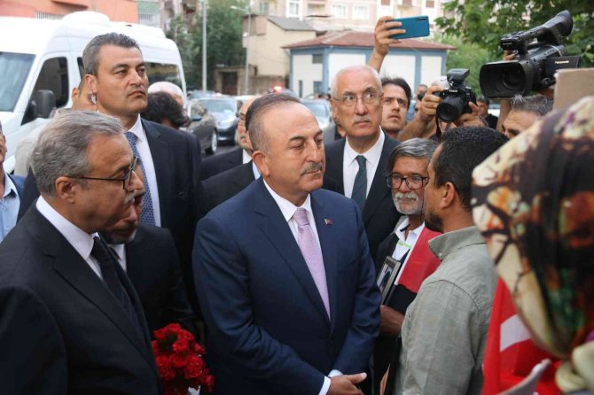 Dışişleri Bakanı Çavuşoğlu evlat nöbetindeki ailelerle bir araya geldi