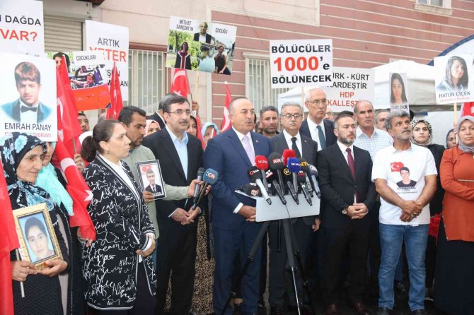 Dışişleri Bakanı Çavuşoğlu evlat nöbetindeki ailelerle bir araya geldi