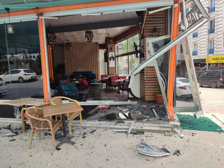 Ehliyetsiz sürücü polisten kaçarken kafeye girdi