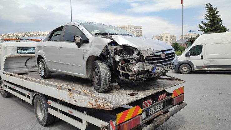 Ehliyetsiz sürücü polisten kaçarken kafeye girdi