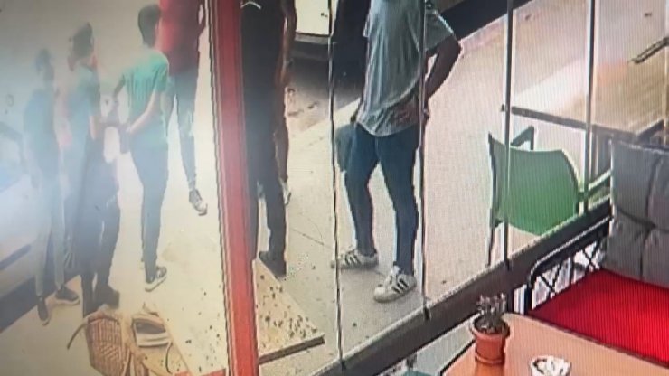 Ehliyetsiz sürücü polisten kaçarken kafeye girdi