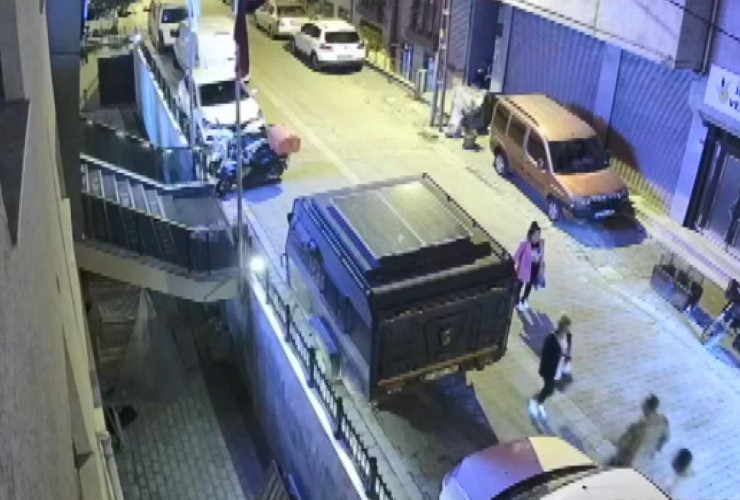 Evi terk eden kızlarını otele yerleştireni döven baba ile oğlu gözaltına alındı