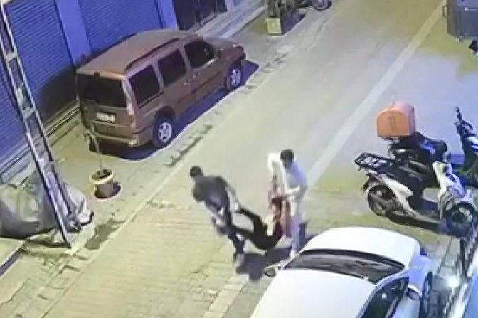 Evi terk eden kızlarını otele yerleştireni döven baba ile oğlu gözaltına alındı