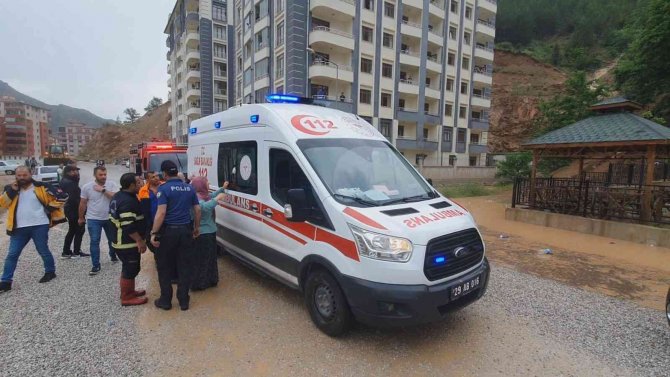 Gümüşhane’de su dolu çukura düşen kız boğulmaktan son anda kurtarıldı