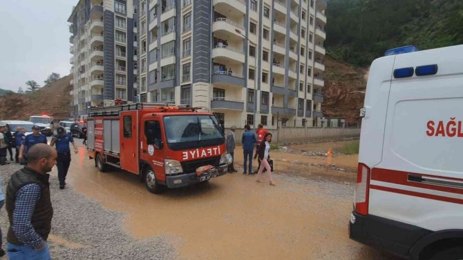 Gümüşhane’de su dolu çukura düşen kız boğulmaktan son anda kurtarıldı
