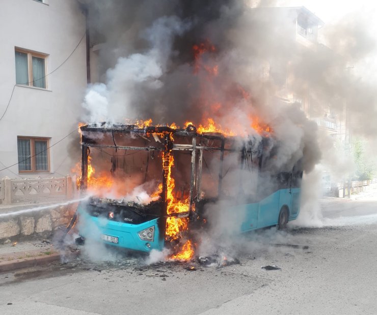 Halk otobüsü alev alev yandı