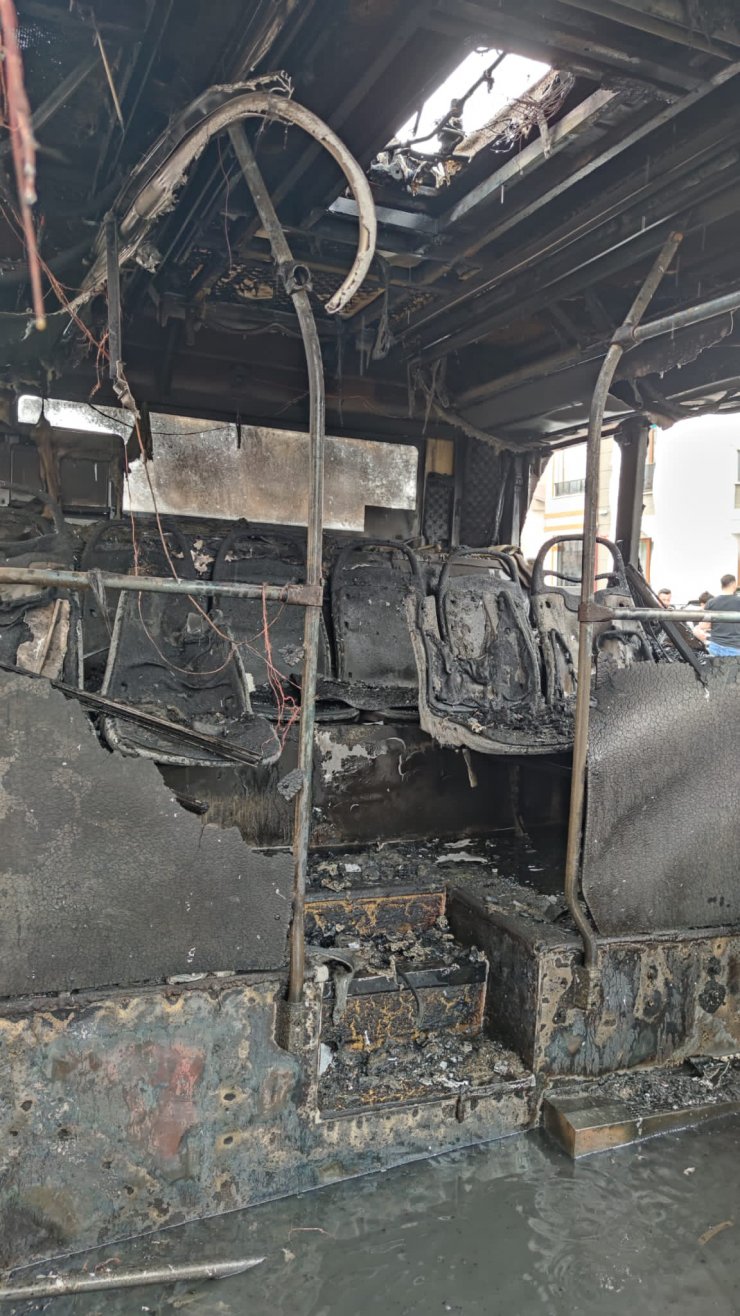 Halk otobüsü alev alev yandı