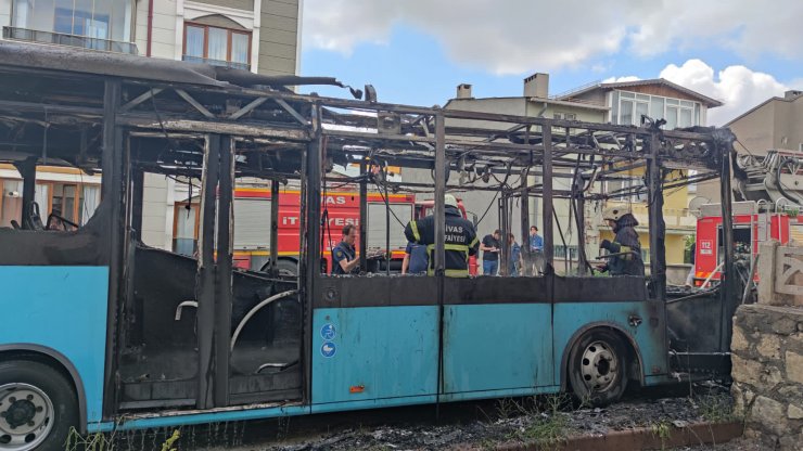 Halk otobüsü alev alev yandı