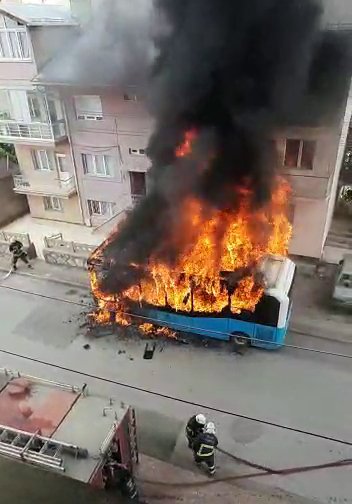 Halk otobüsü alev alev yandı