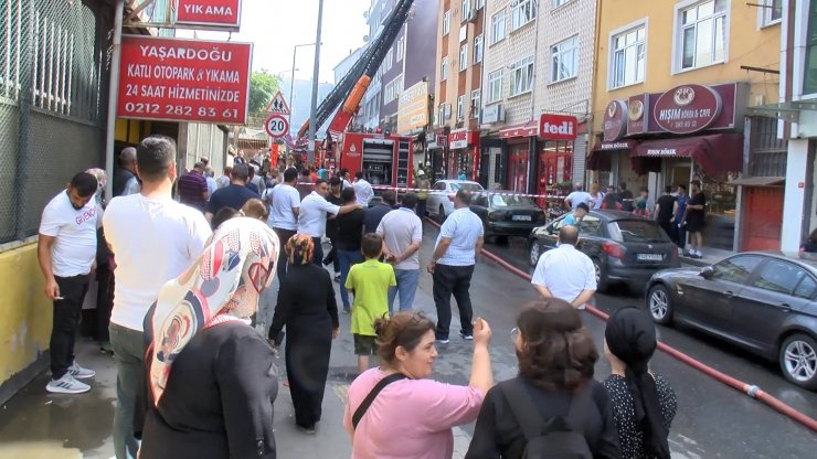 İki binanın çatısında çıkan yangın paniğe neden oldu