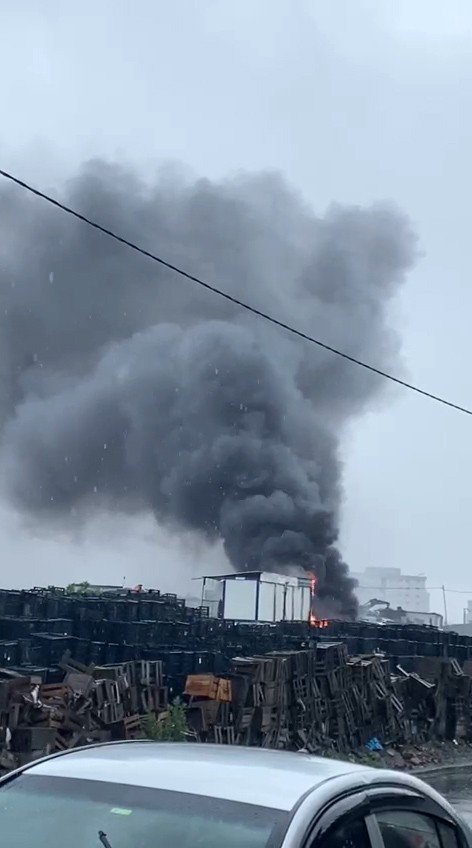 İşçilerin kaldığı konteynerde yangın çıktı: İşçiler ölümden döndü