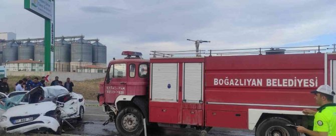 İtfaiye aracı ile otomobil çarpıştı: 3 ölü