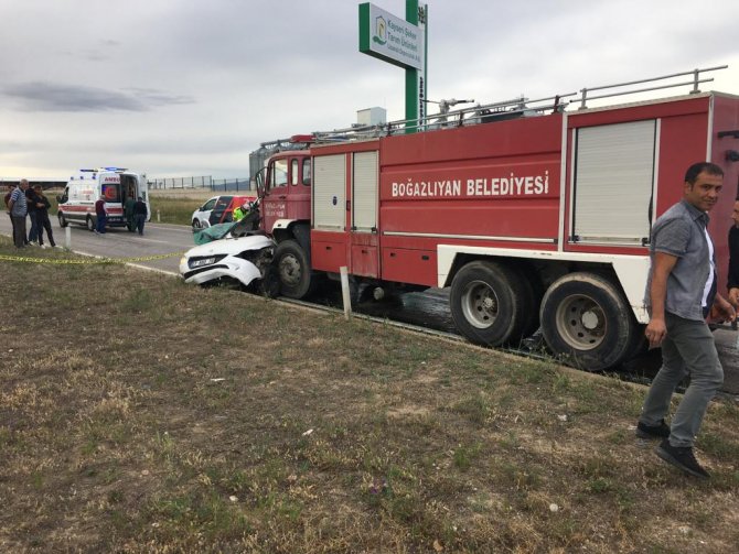 İtfaiye aracı ile otomobil çarpıştı: 3 ölü