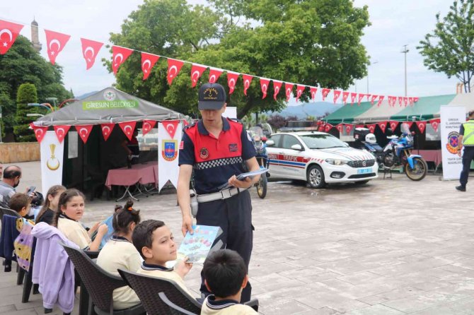 Jandarmadan kitap okuma etkinliği