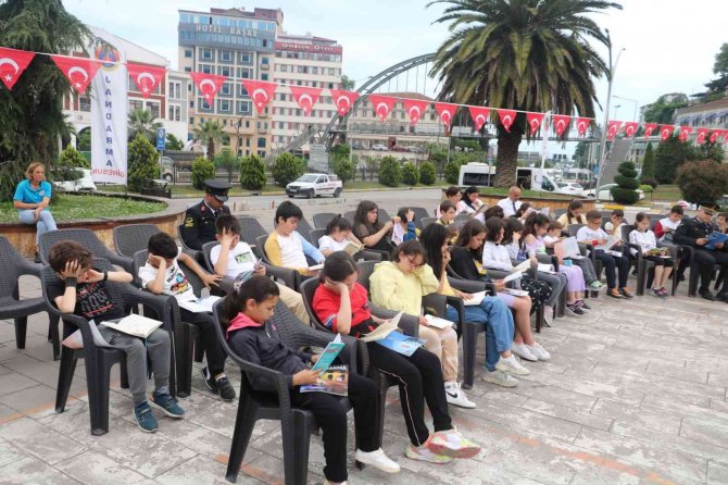 Jandarmadan kitap okuma etkinliği