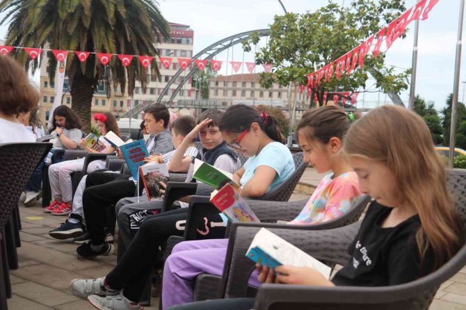 Jandarmadan kitap okuma etkinliği