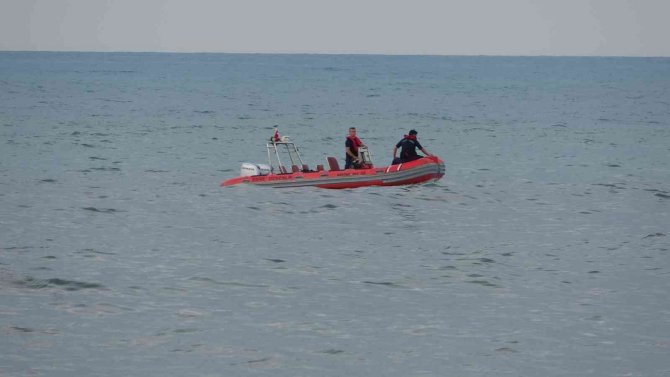 Kayalıklardan atladığı denizde kayboldu