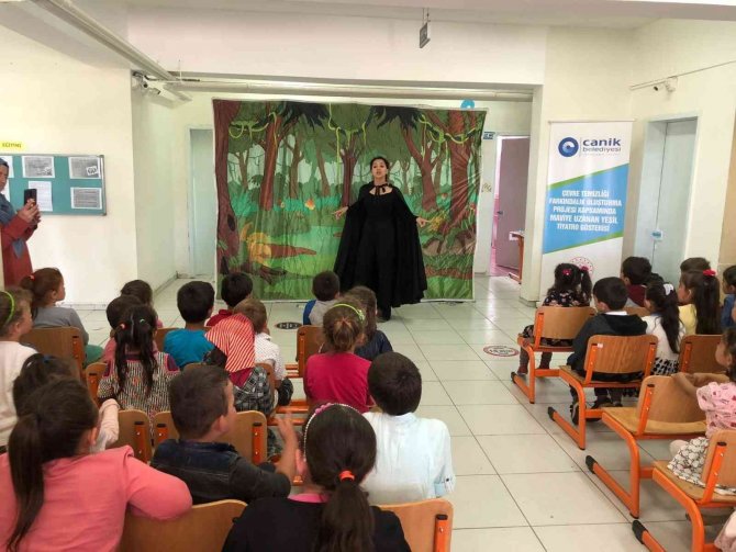 Kırsal mahalle okulları tiyatroyla buluştu