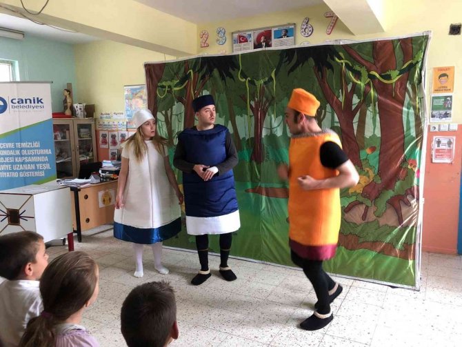Kırsal mahalle okulları tiyatroyla buluştu