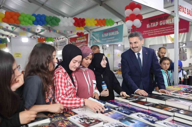 Kitap fuarı yazarlarla okuyucuları buluşturdu