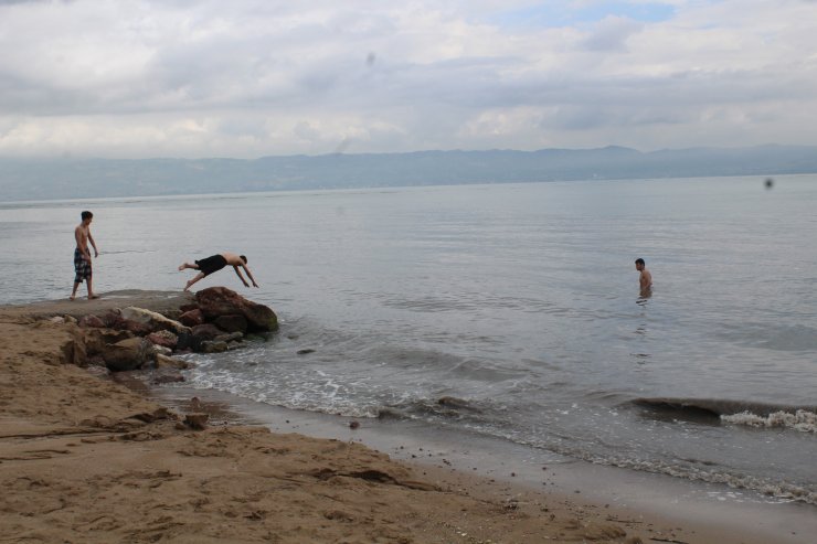 Kömür tozları yağmurla dereye aktı