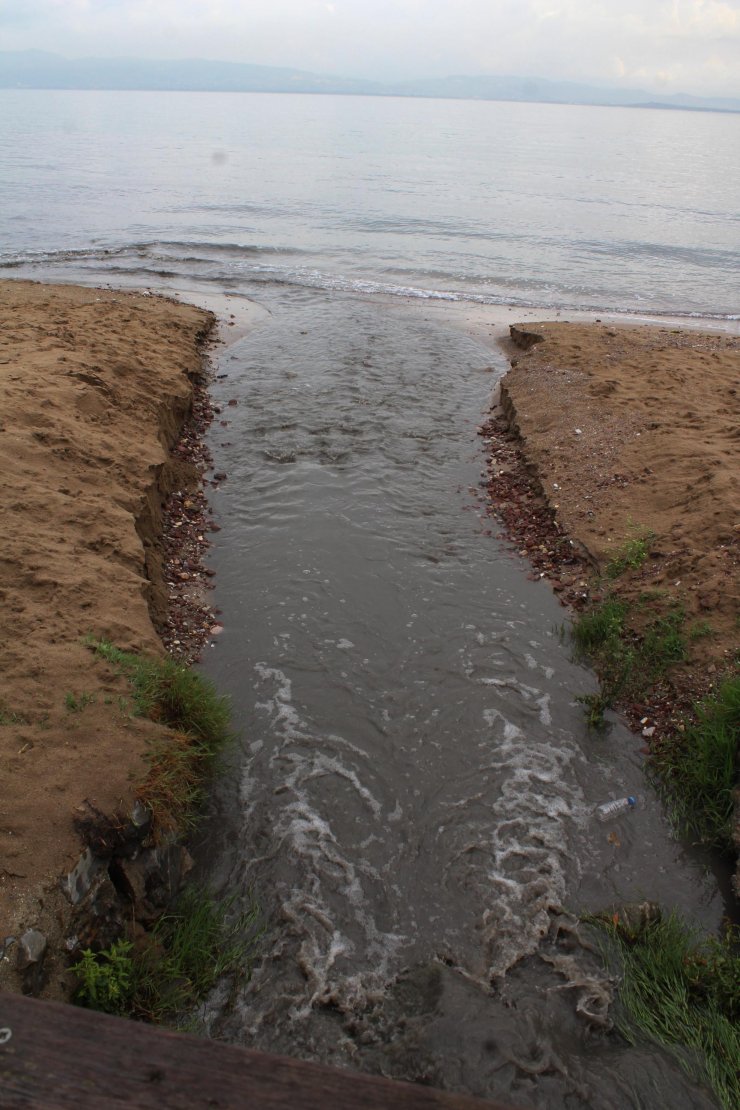 Kömür tozları yağmurla dereye aktı