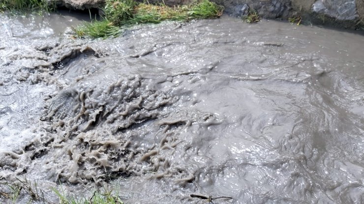 Kömür tozları yağmurla dereye aktı