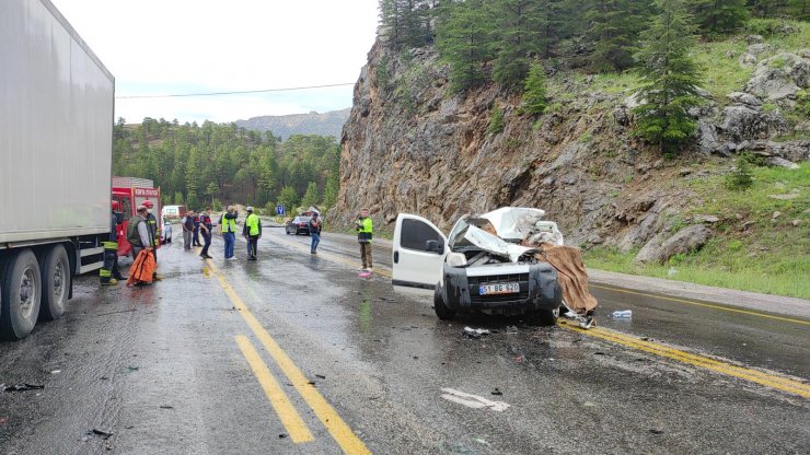 Konya'da zincirleme kazada sürücü öldü, eşi yaralandı