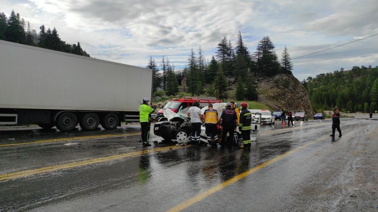Konya'da zincirleme kazada sürücü öldü, eşi yaralandı