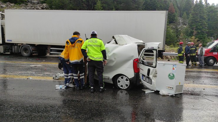 Konya'da zincirleme kazada sürücü öldü, eşi yaralandı