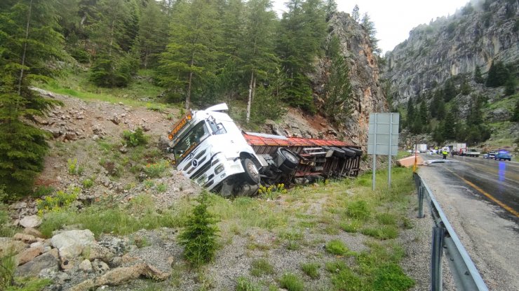 Konya'da zincirleme kazada sürücü öldü, eşi yaralandı