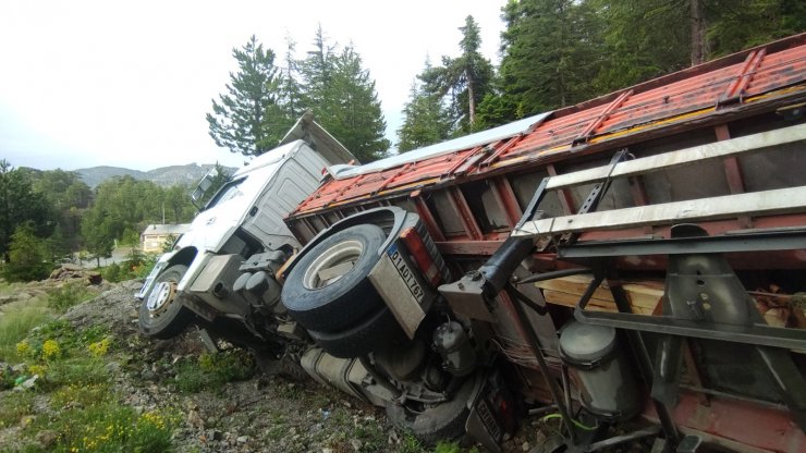 Konya'da zincirleme kazada sürücü öldü, eşi yaralandı