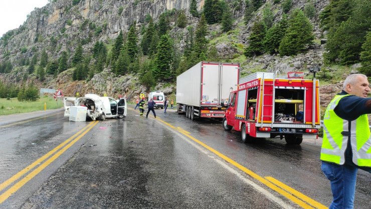 Konya'da zincirleme kazada sürücü öldü, eşi yaralandı