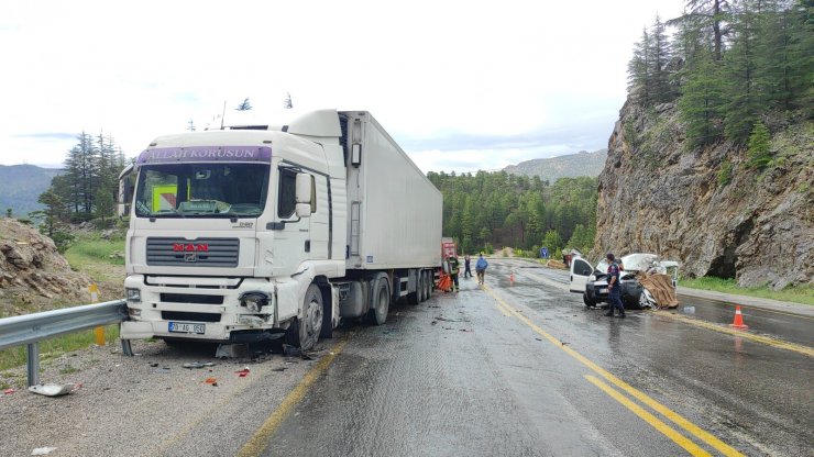 Konya'da zincirleme kazada sürücü öldü, eşi yaralandı
