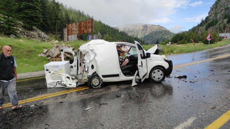 Konya'da zincirleme kazada sürücü öldü, eşi yaralandı