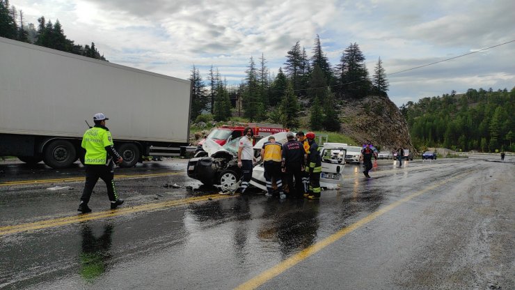 Konya'da zincirleme kazada sürücü öldü, eşi yaralandı
