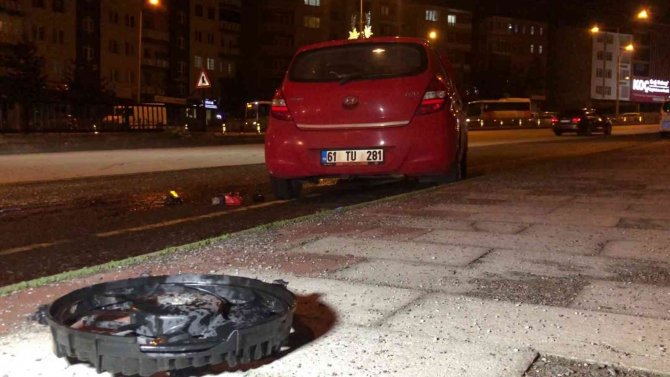 Logar kapağına çarpan otomobil devrildi: 3 yaralı