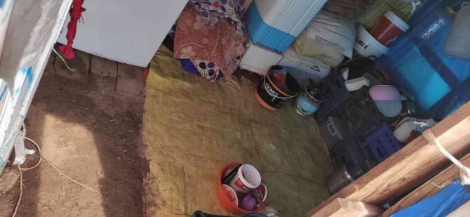 Mevsimlik işçilerin çadırlarını sağanak vurdu