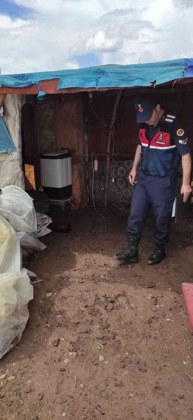 Mevsimlik işçilerin çadırlarını sağanak vurdu