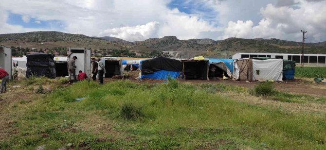 Mevsimlik işçilerin çadırlarını sağanak vurdu
