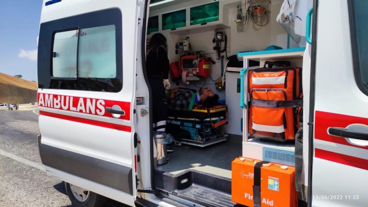 Motosiklet ve traktör çarpıştı: 2 yaralı