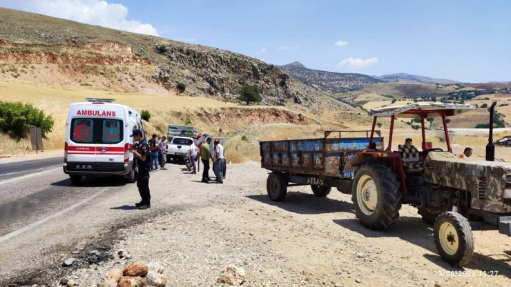 Motosiklet ve traktör çarpıştı: 2 yaralı