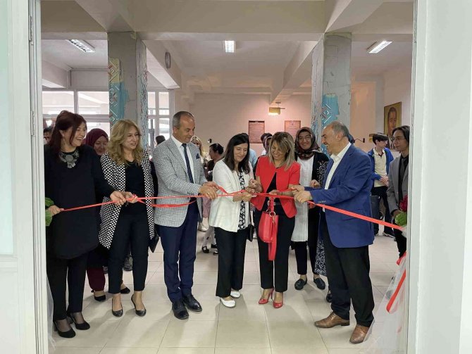 Öğrencilerin 105 eserinin yer aldığı resim sergisi büyük ilgi topladı