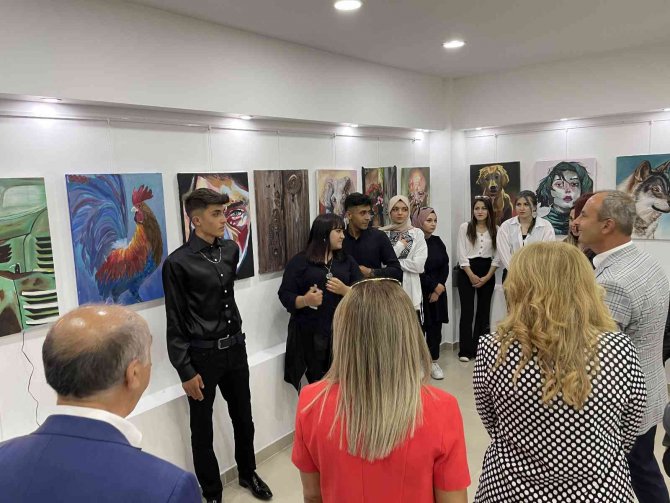 Öğrencilerin 105 eserinin yer aldığı resim sergisi büyük ilgi topladı