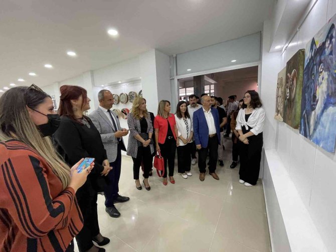 Öğrencilerin 105 eserinin yer aldığı resim sergisi büyük ilgi topladı