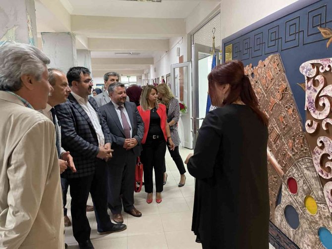 Öğrencilerin 105 eserinin yer aldığı resim sergisi büyük ilgi topladı