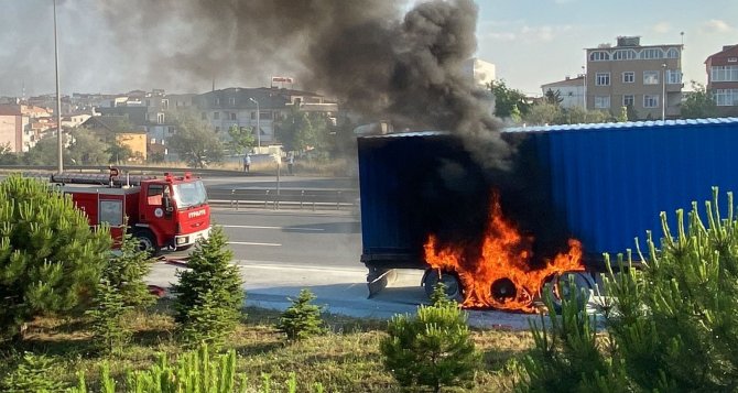 Önce lastiği patladı, sonra alev aldı