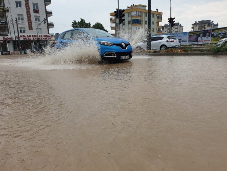 Osmaniye'de sağanak yağış hayatı olumsuz etkiledi